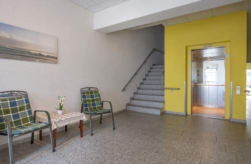 Eingangsbereich mit breitem Aufzug - 