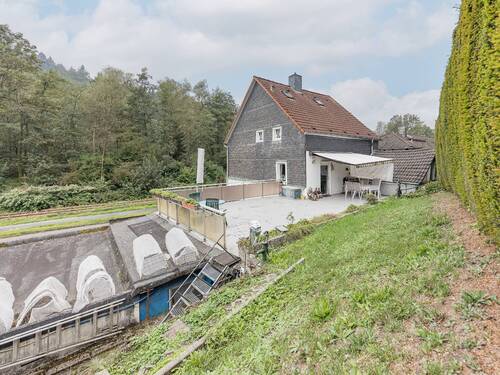 Dachterrasse mit kleinem Garten - Vermietung und Selbstnutzung: Mehrfamilienhaus mit 7 Einheiten, Kfz-Stellplätzen und Garagen