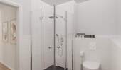 Modern gefliestes Badezimmer mit bodengleicher Dus - 