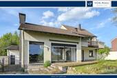 Rückansicht des Hauses - Großzügiges Zweifamilienhaus mit großem Grundstück in naturnaher Lage