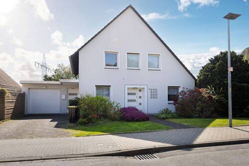 Hausansicht Straße - 9 Zimmer Einfamilienhaus in Heiligenhaus