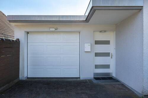 Elektrische Garagentor mit Einlegerwohnung - 