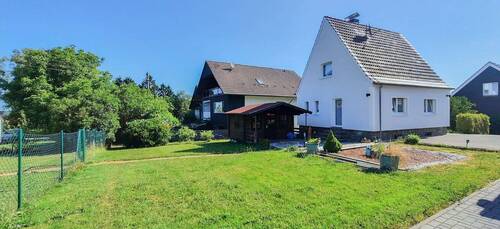 Rasenfläche hinter dem Haus - 3 Zimmer Einfamilienhaus in Waldbröl
