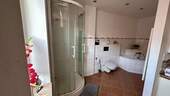 Badezimmer OG Dusche & Wanne - 7 Zimmer Einfamilienhaus zur Miete in Wolfhagen
