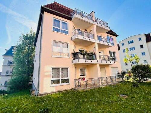 Hausansicht mit Balkon - WE 1. OG rechts - Schöne 2 Zimmer Wohnung im 1.OG mit Balkon