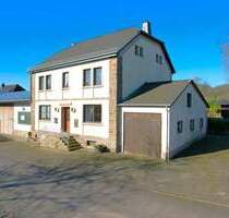 Ruhig gelegenes, geräumiges Wohnhaus mit Halle, Garage, Wiese und Pferdestall auf einem 6.197 m² großen Grundstück in Niederlauch