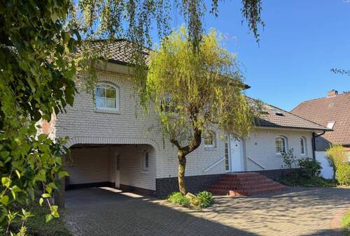 Vorderansicht mit Carport - 6 Zimmer Einfamilienhaus zum Kaufen in Wildeshausen