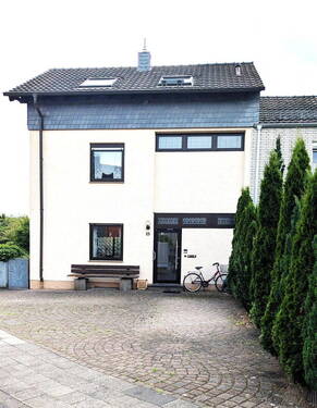 Hausansicht Eingang - Einfamilien-Reiheneckhaus mit großem Garten und Doppelgarage