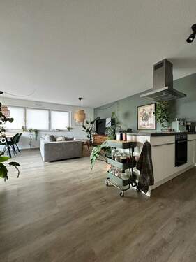 Wohn- und Essbereich - Stilvolle 3-Zimmer-Wohnung mit offenem Wohnbereich und Balkon in Toplage