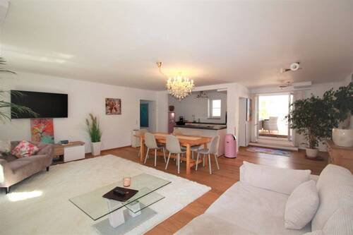 Blick Wohnzimmer zur Küche - 3 Zimmer Etagenwohnung zum Kaufen in Kolbermoor