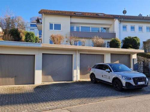 Hausansicht mit 3 Garagen - 1 Zimmer Mehrfamilienhaus, Wohnhaus zum Kaufen in Lörrach