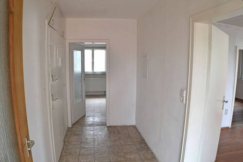 Flur EG - 4 Zimmer Mehrfamilienhaus, Wohnhaus in Straubenhardt