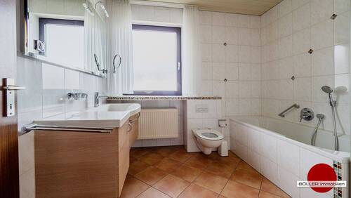 Badezimmer mit Fenster - 