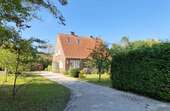 Hausansicht Einfahrt Haus 1 - 6 Zimmer Mehrfamilienhaus, Wohnhaus zum Kaufen in Wittmund
