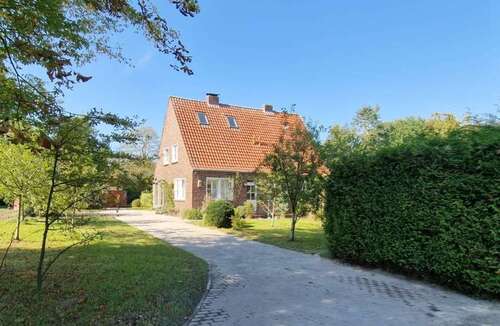 Hausansicht Einfahrt Haus 1 - 6 Zimmer Mehrfamilienhaus, Wohnhaus zum Kaufen in Wittmund
