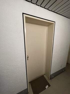 2 Wohnungseingang - 3 Zimmer Etagenwohnung zum Kaufen in Rosbach