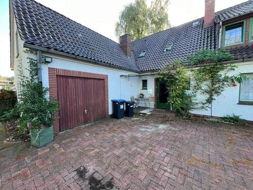 Garage - 8 Zimmer Mehrfamilienhaus, Wohnhaus zum Kaufen in Zeven