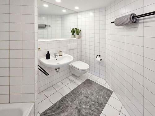 Hell gefliestes Duschbad - 