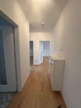 Flur - Renovierte 3-Zimmer-Wohnung mit Balkon, Carport & zusätzlichem großem Zimmer (mit eigenem Eingang)