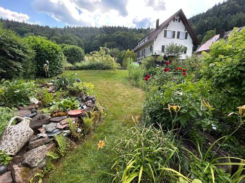 Schön angelegter Garten - 