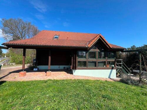 Seitenansicht mit Carport - 