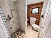 Gästebad mit Dusche im Erdgeschoss - 