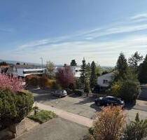 Große 3 Zi. ETW mit 95 m² Wfl., EBK, Tgl. Bad, große Loggia mit Fernblick, Garage, in ruhiger Lage! - Oberursel Oberstedten