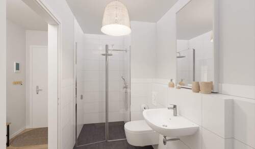 Modern gefliestes Badezimmer mit bodengleicher Dus - Etagenwohnung mit 41,70 m² in Germersheim zum Kaufen