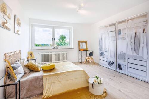 Schlafzimmer 1 - Perfektes Zuhause für Ihre Familie: Provisionsfreie 3,5-Zimmer Wohnung inkl. Einbauküche in SG-Wald
