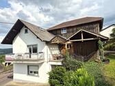 Wohnen in sonniger Ortsrandlage - Mehrfamilienhaus mit drei Wohneinheiten, Garagen, Garten, StreuobstwieseKoppel und Mega-Fernblick!