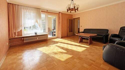 großer Wohnbereich mit Zugang zum Balkon - 