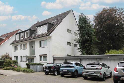 1. Außenansicht Haus - Großzügige Souterrainwohnung mit Terrasse und Blick ins Grüne in begehrter Lage von Essen-Heidhausen