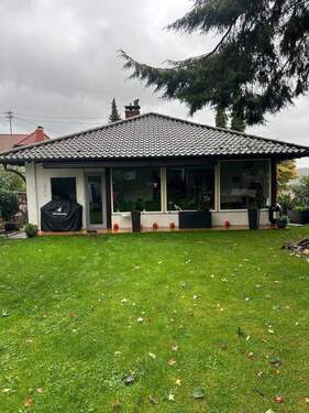 Rückseite mit Wintergarten - Freistehendes Komforthaus mit ELW, Wintergarten, Gartenterrasse, Garten und Doppelgarage (+Tor-Zufahrt Rückseite) in Freisen Oberkirchen