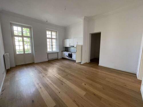 Wohnzimmer - Frei! Schöne 2-ZKB-Wohnung mit Balkon + Pkw-Stellplatz