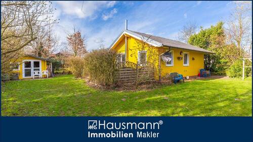 Hausansicht - Charmantes Ferienhaus mit Kamin und großem Garten unmittelbar am Nehmser See!