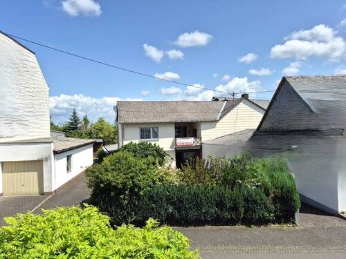 Einfamilienhaus mit Garage und Garten - 
