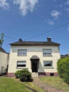zweiter Zugang und Freisitz - 8 Zimmer Reihenendhaus in Longkamp