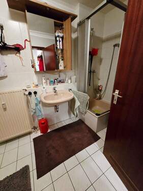 Bad mit Wanne und Dusche - 