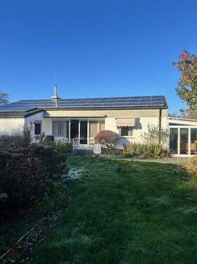 Rückansicht - Einfamilienhaus Bungalow mit 2 Garagen, 2 Stellplätzen und großen Garten