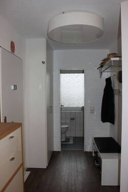 Ansicht Flur zum Gäste-WC.JPG - 