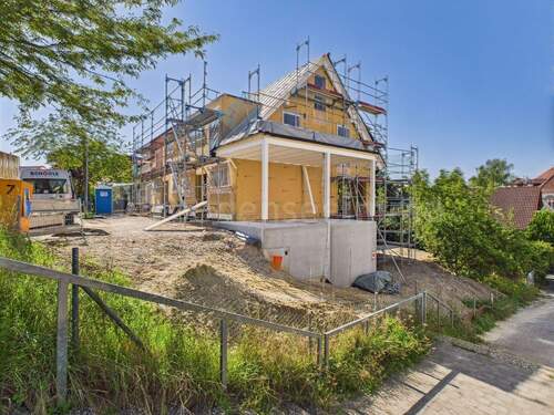 CAM02223G0-PR0072-STILL001 - 