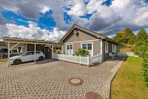Carport und zwei Stellplätze - 