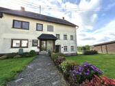 Straßenansicht - Wohnhaus mit Garten und tollem Blick auf ruhig gelegenem, sonnigem Grundstück!
