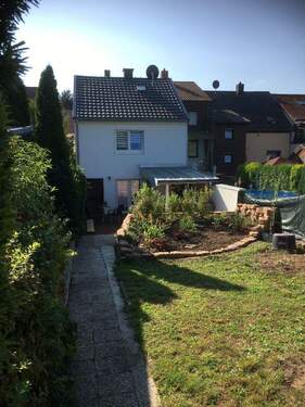 Ansicht Hinterhaus mit Terrasse und Garten - Zwei Wohnhäuser hintereinander, mit Hofterrasse, Terrassen, Garten und Garage, in St. Ingbert - Gartenstrasse