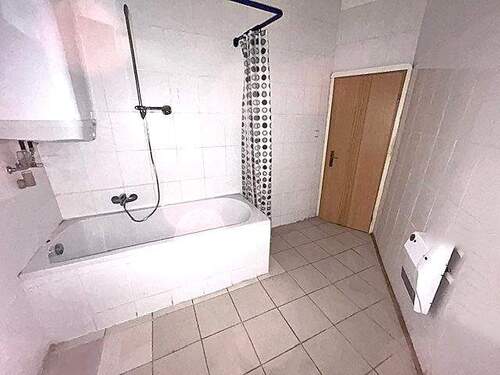 Bad mit Wanne - Etagenwohnung mit 45,00 m&sup2; in Neuenbürg zum Kaufen