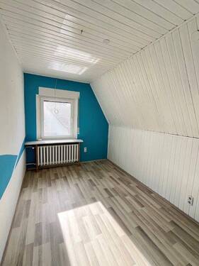 OG_Zimmer_weiß.vertäfelt,blau_entfernter - 