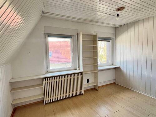 OG_Zimmer_weiß.vertäfelt_mit_Regalen - 