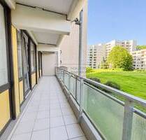 Bezugsfrei in Köln-Junkersdorf: 3,5 Zimmer mit großem Balkon und TG-Stellplatz