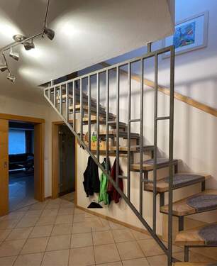 Flurbereich mit Treppenaufgang - 