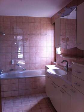 Bad mit Badewanne, Dusche - 